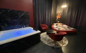 Legend Majestic Superbe Love Room - Jacuzzi - Champagne - Romantisme - parking privé